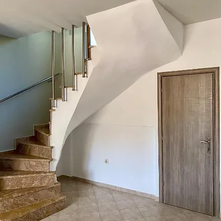 Elani-elaiavillas 公寓 *